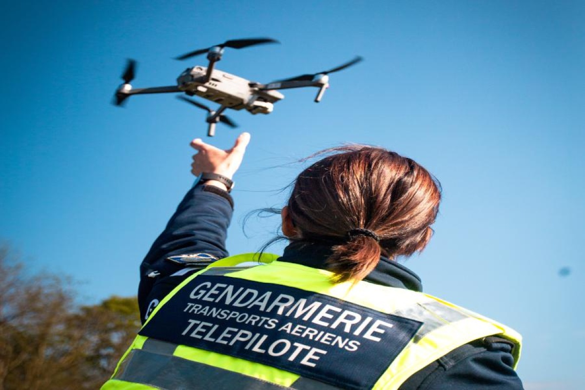 AlexXplore's tweet photo. 🚁 Les drones de la Gendarmerie interdits par la justice 

⚖️ Le tribunal administratif de Grenoble a suspendu, l’autorisation préfectorale permettant à la gendarmerie de Haute-Savoie d’utiliser des drones pour les secours et la recherche de personnes disparues. 

👥 Cette décision fait suite au recours de l’association Vigie Liberté, qui invoquait le respect de la vie privée et la protection des données personnelles.  

✅ L’arrêté du 14 août autorisait, pour trois mois et sur tout le département, la captation, l’enregistrement et la transmission d’images. 

👨‍⚖️ Le juge a estimé que ce cadre était trop large, alors que le préfet doit démontrer l’absence de moyens moins intrusifs et la nécessité du drone.  

 🚫 En attendant un encadrement plus précis, les vols de la gendarmerie haut-savoyarde sont donc interdits pour ces missions.  

🤔 Est-il possible de concilier efficacité des secours et protection de la vie privée dans l’usage des drones ?