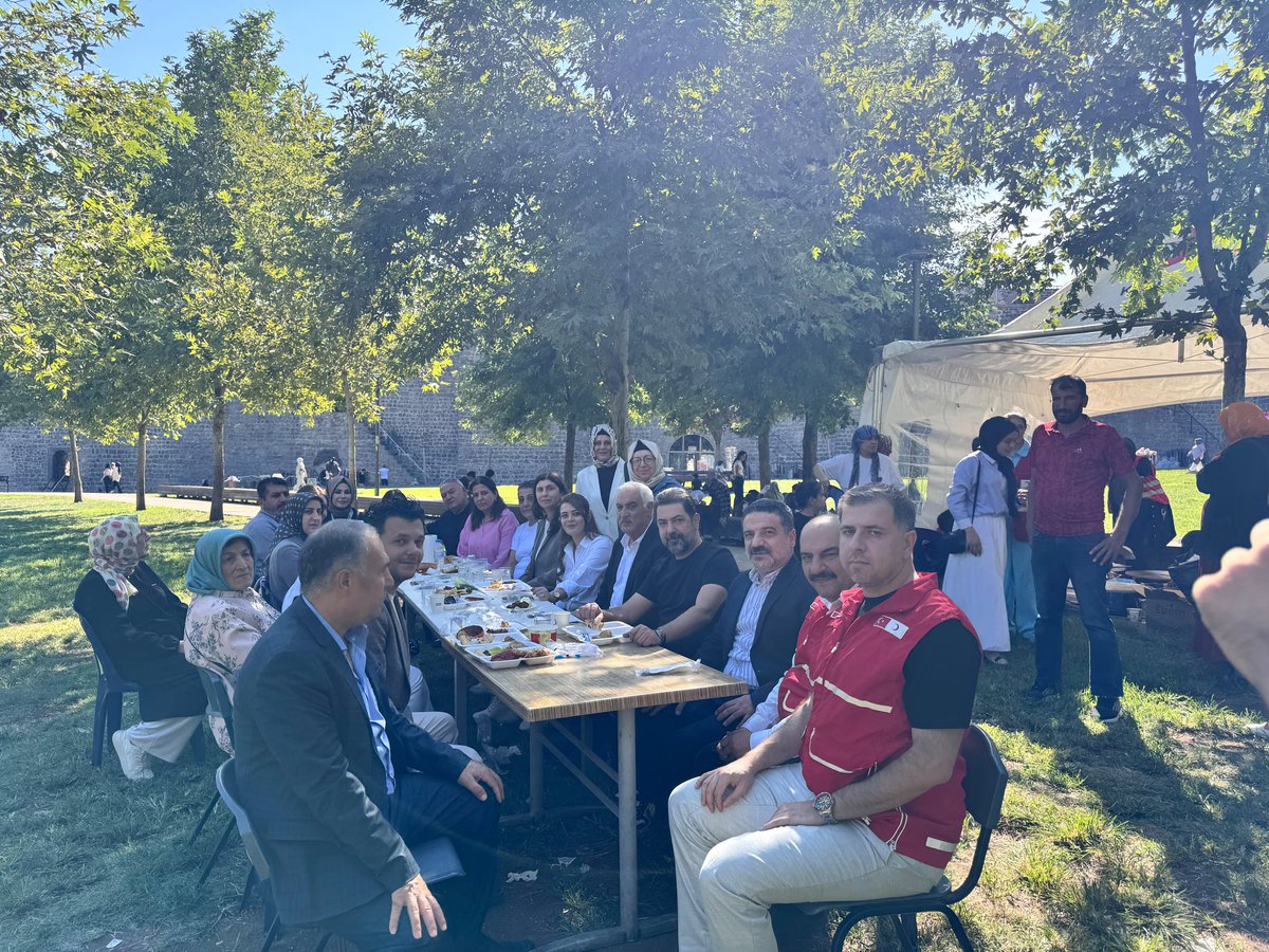 Akkadindiyarbkr's tweet photo. AK Parti Diyarbakır İl KK Başkanlığı ve Kızılay Diyarbakır Şubesi iş birliğiyle düzenlediğimiz Gazze Kermesimizde; İl Siyasi ve Hukuki İşler Birim Başkanımız Sn. @MBeranDilek ve İl Başkan Yardımcılarımızla bir araya geldik.Gazze’ye umut olmak için dayanışmamızı büyütüyoruz. https://t.co/kj6uYUld5I