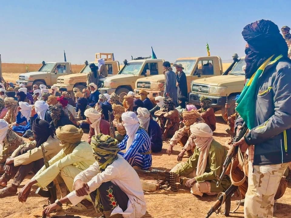 Hamidag8's tweet photo. Message destiné à ceux qui mènent les opérations militaires sur le terrain (#FAMAs @DirpaFa , Ex-MSA @msaazawad1 et Ex-GATIA)

                         السلام عليكم ورحمة الله وبركاته
As-salamu alaykum wa rahmatullahi wa barakatuh.

🙏Ne brûlez pas la nourriture des gens. 
🙏Ne brûlez pas leurs maisons. 
🙏Ne détruisez pas ce dont les familles innocentes ont besoin pour survivre. 
🙏Nous savons ce que cela fait de perdre nos foyers, notre nourriture, notre sécurité et notre dignité. 
🤕Nous avons vécu cette souffrance nous-mêmes, et nous ne voulons pas ressembler à ceux qui nous ont fait du mal.
👉Nous voulons être meilleurs que cela. 
👉Nous voulons récupérer notre terre, retrouver notre dignité et protéger notre peuple, sans cruauté, sans injustice et sans verser le sang interdit. 
👉Nous voulons pouvoir dire avec fierté : voici nos hommes, nos fils, nos frères et nos pères, et ils ont défendu leur peuple sans perdre leur humanité, leur honneur, ni leur crainte d'Allah. 
🤲Qu'Allah protège les innocents et garde nos mains éloignées de l'injustice. Amin.🤲🤲🤲🤲🤲
#Ménaka #Mali #Sahel #Azawad