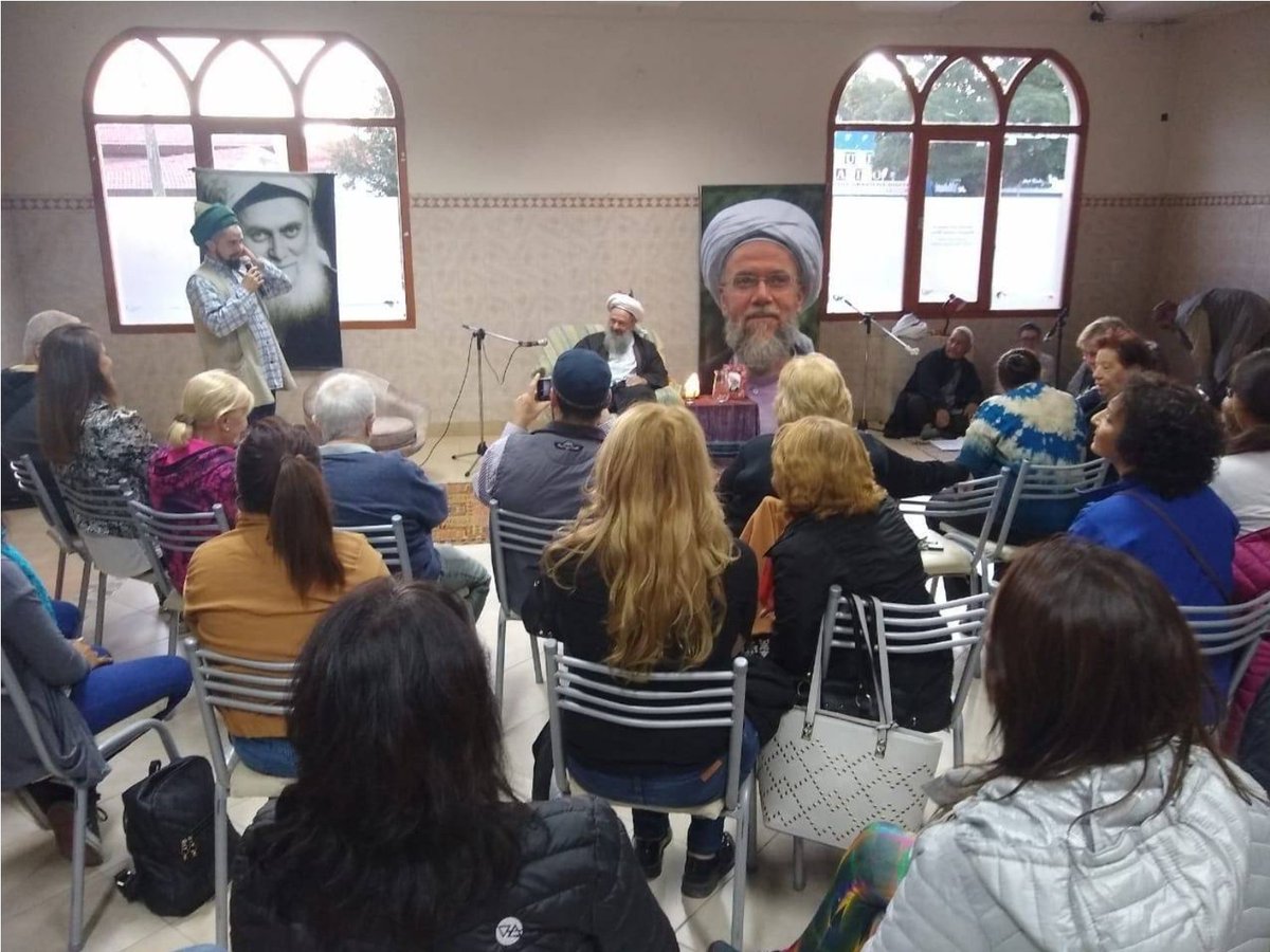 ElRonienx's tweet photo. Construcción de Mezquitas en la Patagonia.

"Dicen" que “los judíos se están quedando con la Patagonia”.
Mientras tanto, en Trevelin están construyendo una mezquita. La Orden Sufí Halveti Yerrahi (con referentes que vinieron desde Turquía) avanza con lo que presentan como la mezquita más austral del mundo. El intendente Héctor Ingram los recibió, recorrieron la obra y hablaron de turismo islámico y “respeto a la diversidad”.No es un rumor de redes. Está en notas oficiales del municipio y en coberturas locales de 2024 y 2025.Curioso dónde se pone el foco y dónde no.
#mezquitas #argentina #islam