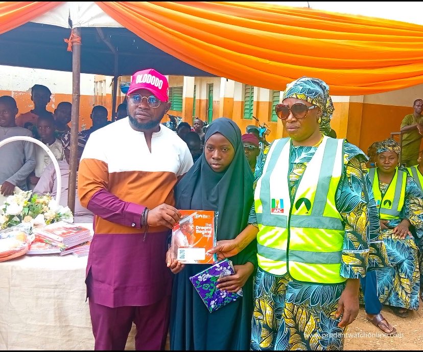 Eyanwazo's tweet photo. ONGOING: Olododo Supports Outstanding Students 🎒📚

Team Engr. Abdulquawiy Olododo is distributing Back-to-School Packs and writing materials to outstanding students from selected summer schools across the Ilorin East/South Federal Constituency. https://t.co/Uj2lN3lJtA