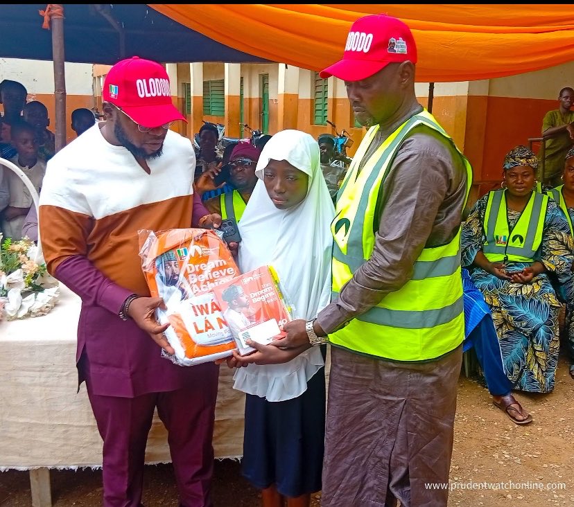 Eyanwazo's tweet photo. ONGOING: Olododo Supports Outstanding Students 🎒📚

Team Engr. Abdulquawiy Olododo is distributing Back-to-School Packs and writing materials to outstanding students from selected summer schools across the Ilorin East/South Federal Constituency. https://t.co/Uj2lN3lJtA
