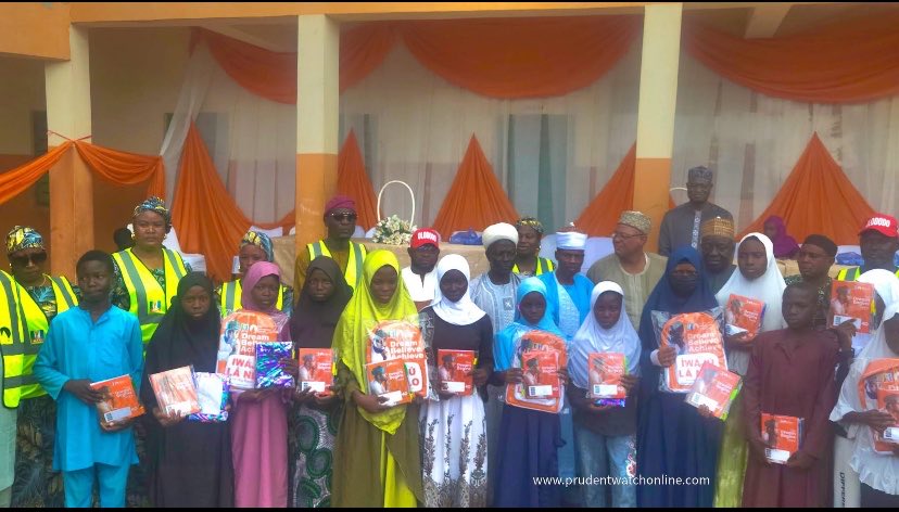 Eyanwazo's tweet photo. ONGOING: Olododo Supports Outstanding Students 🎒📚

Team Engr. Abdulquawiy Olododo is distributing Back-to-School Packs and writing materials to outstanding students from selected summer schools across the Ilorin East/South Federal Constituency. https://t.co/Uj2lN3lJtA