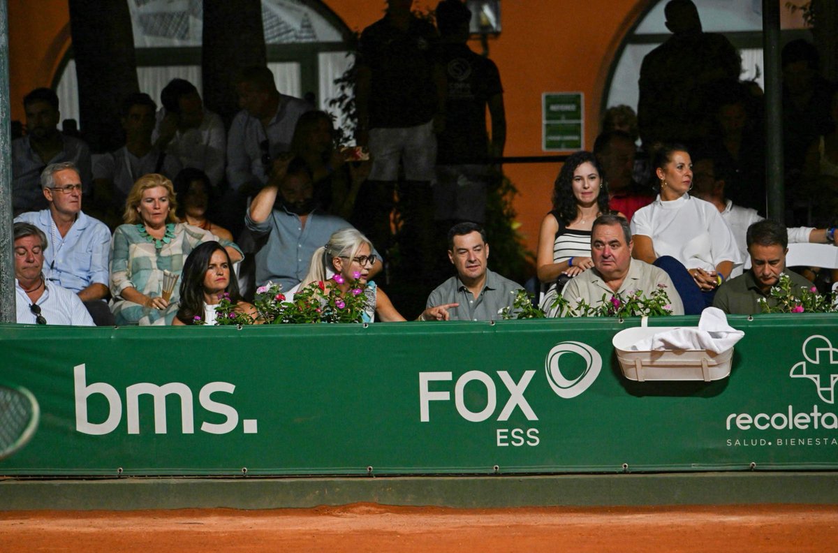 CanalSurRadio's tweet photo. 🎙️ @JuanMa_Moreno, en la @CopaSevillaCh

🎾 "Este torneo es el cuarto torneo de España, es muy importante"

🗣️ "Han pasado Nadal, Alcaraz Ferrer... Proyecta la imagen de Andalucía"

🗨️ "Se trabaja para que tengamos un Challenger aún más potente; en la medida en la que podamos, lo apoyaremos"