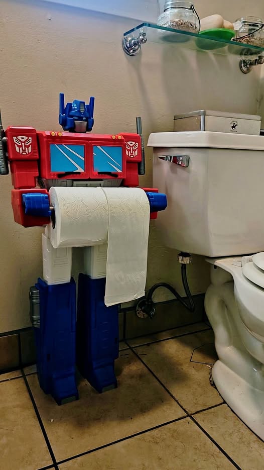 SerpentorsLairX's tweet photo. Autobots, roll out… 
#Transformers #OptimusPrime 🔴🔵🔴 https://t.co/KuyRhI06ZY