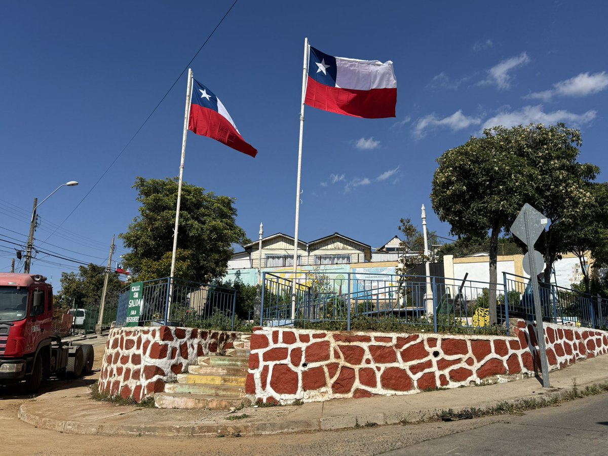 EilersJunta's tweet photo. [¡LAS BANDERAS CHILENAS YA FLAMEAN EN NUESTRA PLAZA MARÍA EILERS! 🇨🇱]

🇨🇱✨ ¡Vecinos del barrio María Eilers, el espíritu dieciochero ya llegó! 🙌 

Como se puede observar en la fotografía, las banderas chilenas 🇨🇱 ya fueron instaladas en la simbólica Plaza María Eilers. https://t.co/5v6OcBcxic
