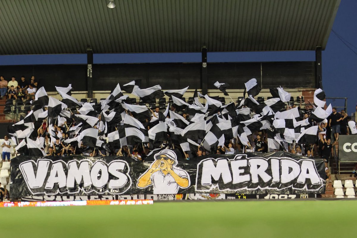 LegionesSur's tweet photo. Esta grada va a seguir igual. 

Mérida - Mirandés https://t.co/dfbgrISCTk