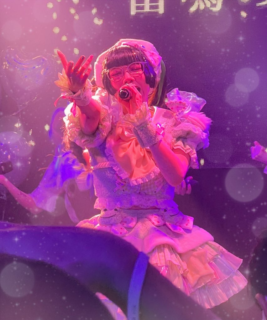 lovelyrune's tweet photo. 今日は私の最後のライブです。😢来週にアメリカへ戻ります😢それから、私の全てを使ってに応援します！💚🐸 https://t.co/h29V4donnc