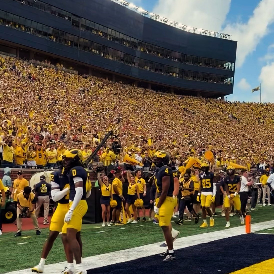 RodneyHetherton's tweet photo. #GoBlue 💙💛🏈 https://t.co/DM97rzUgSF