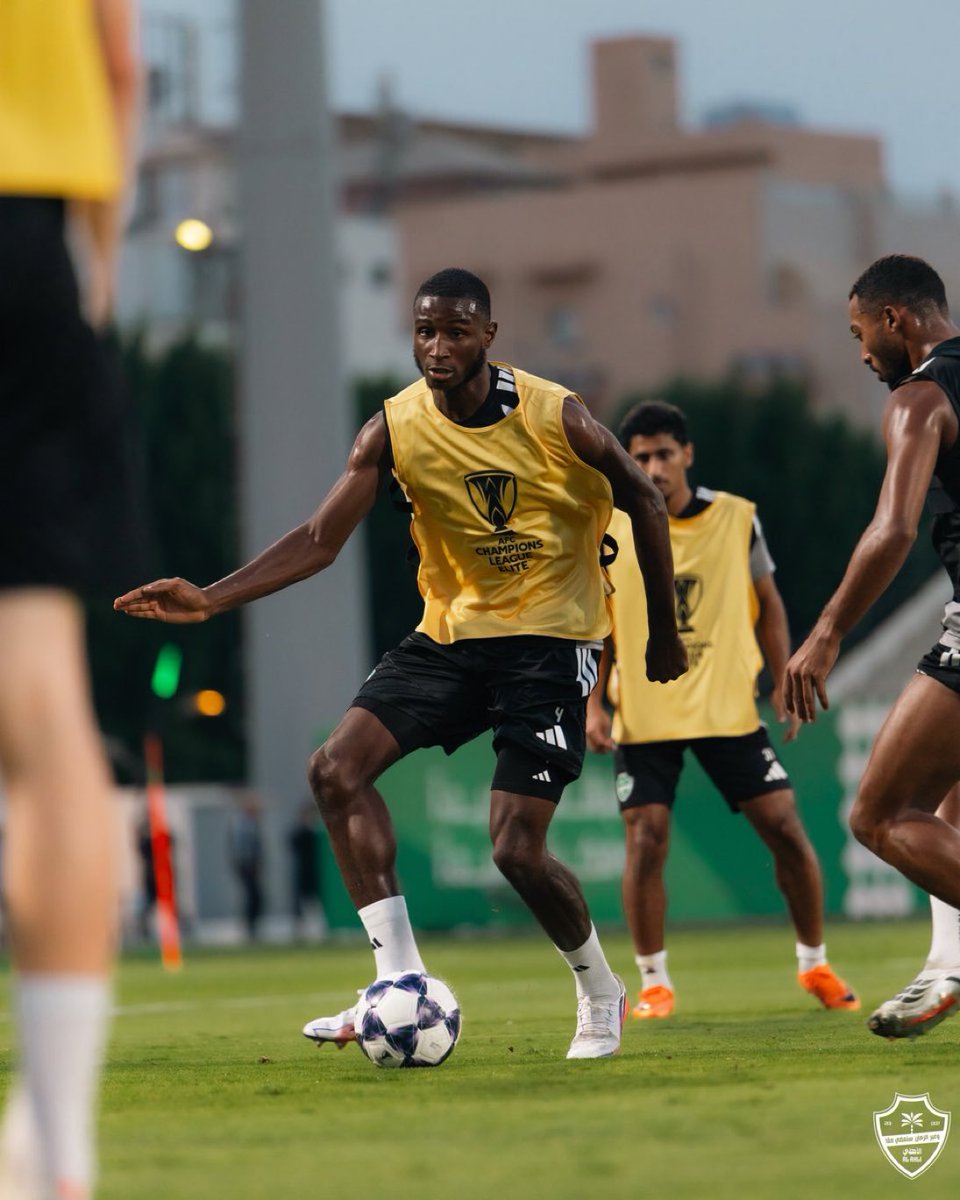 1SMi_'s tweet photo. شاهدووووووووا من يتواجد بتدريبات الاهلي🔥 https://t.co/U3KxwFGsgt