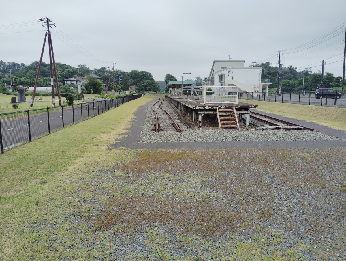 nomboo6's tweet photo. 東松島市の仙石線廃線跡をサイクリング　東日本大震災で津波に呑まれた仙石線の一部がサイクリングロードになってます
所々に惨状を伝える説明板があります
新たに山を切り開き住宅地が造成され　そこを新線が通り駅もできてました

記憶が廃れないように遺構を守って頂いてる有志の方に感謝です https://t.co/ANVWSppNN9