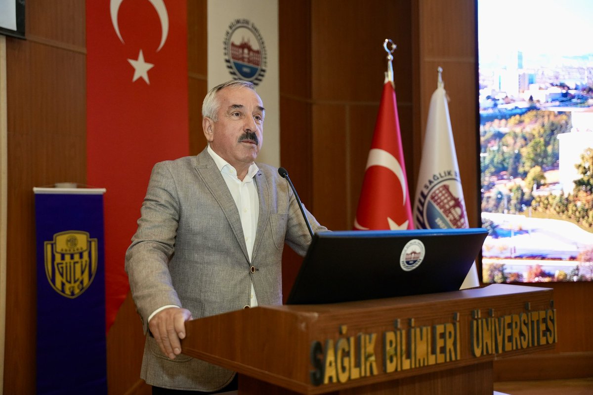 sbuedutr's tweet photo. Sağlık Bilimleri Üniversitesi ile MKE Ankaragücü iş birliğinde düzenlenen “Sporcu Gelişim ve Sağlık Eğitim Semineri”, yoğun katılımla gerçekleştirildi.

SBÜ Genel Sekreter Yardımcısı Şeref Sarıipek ile MKE Ankaragücü Spor Kulübü Altyapı Koordinatörü Ali Palabıyık’ın açılış konuşmalarıyla başlayan programda; sporcu sağlığına yönelik temel yaşam desteği, sporcu yaralanmaları ve korunma ile sporcu beslenmesi başlıkları ele alındı.

Üniversitemiz akademisyenleri Doç. Dr. Erdal Demirtaş, Doç. Dr. Aydan Örscelik ve Doç. Dr. Pınar Göbel, bilgi ve tecrübelerini Ankaragücü altyapı ve spor okulları camiasıyla paylaştı. @Ankaragucu @Dr_K_Aydin @alipalabiyikofi