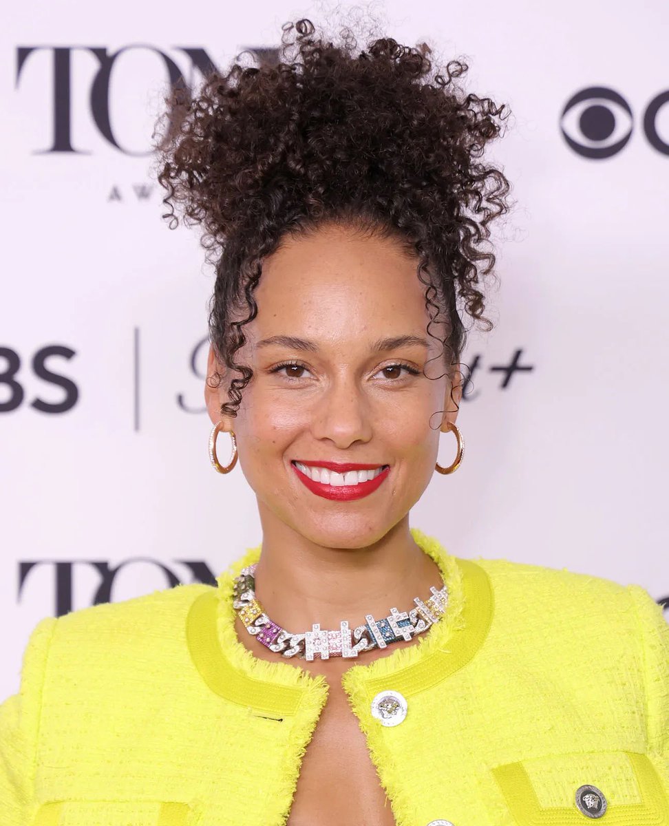 Space_fairy_'s tweet photo. If you didn’t know that this was a biracial woman, then I’m really curious to know what you think a biracial woman is supposed to look like. https://t.co/YvubztkoQL