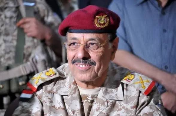Moaalqadi's tweet photo. اذكروا لنا اصلاحي واحد هاجم علي محسن عندما هرب من صنعاء وترك خلفه معسكر الفرقة الذي كان وقتها يوازي جيش دوله، وفيه سلاح وجنود اكثر من سلا.ح وجنود الحو/ثي آنذاك..؟! 

اذكروا لنا اصلاحي واحد هاجم هاشم الاحمر عندما هرب من صنعاء مع علي محسن عام 2014 هو وباقي قيادات الفرقة..؟!

اذكروا لنا حتى قيادي عسكري واحد يتبع علي محسن قاوم او ق.ت.ل في الفرقة ولم يهرب مع علي محسن..؟!

اذكروا لنا اصلاحي واحد هاجم علي محسن عندما هرب من مأرب بعد م.ق.ت.ل عبدالرب الشدادي..؟!

ما بتلقى ولا واحد!
تعرفوا ليش!

لان هذا الحزب لا يؤمن بالوطن ولا بالجمهورية ولا بالحرية، لأن الوطن في عقيدتهم هو المرشد السياسي والعسكري، اليدومي وعلي محسن، وانتقادهم هو معصية لله واردوغان!

على محسن بالنسبة لهم هو خالد ابن الوليد، وهروبه هو وحي من الله من اجل الاعداد والتجهيز لشراء اكبر العقارات في تركيا..!

لم يكتفي هذا الحزب بالانقلاب على الدولة الشرعية عام 2011، ولا على خيانة قياداته للجمهورية، ولا على استقبالهم للحوHثي في حي الجامعة، ولا على وصفهم لحر.و.ب صعدة بالحر.و.ب الظالمه، ولا على تسليمهم عمران للHوثي!

بل وصل بهم الحال الى مهاجمة كل من يحاول التفكير عن الخطأ، وطي صفحة الماضي، واستعادة الدولة، ولملمة الجراح، وتقديم مصلحة الوطن قبل كل شيء!

هؤلاء الناس ليس لديهم مشكلة في سقوط البلاد وتشرذمها لان اسرهم واموالهم وتجاراتهم خارج اليمن، ويعرفوا في قرارة انفسهم انهم لن يعودوا، ولكنهم يستغلوا فترة بقاء نفوذهم من اجل تدمير ماتبقى من كيان للدولة اليمنية!

سيظل هذا الحزب ينخر في جسد الدولة اليمنية حتى تصبح رماد، فإما اليمن واما هم مالم سيسقطوا المعبد على الجميع!
