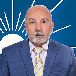 Moaalqadi's tweet photo. اذكروا لنا اصلاحي واحد هاجم علي محسن عندما هرب من صنعاء وترك خلفه معسكر الفرقة الذي كان وقتها يوازي جيش دوله، وفيه سلاح وجنود اكثر من سلا.ح وجنود الحو/ثي آنذاك..؟! 

اذكروا لنا اصلاحي واحد هاجم هاشم الاحمر عندما هرب من صنعاء مع علي محسن عام 2014 هو وباقي قيادات الفرقة..؟!

اذكروا لنا حتى قيادي عسكري واحد يتبع علي محسن قاوم او ق.ت.ل في الفرقة ولم يهرب مع علي محسن..؟!

اذكروا لنا اصلاحي واحد هاجم علي محسن عندما هرب من مأرب بعد م.ق.ت.ل عبدالرب الشدادي..؟!

ما بتلقى ولا واحد!
تعرفوا ليش!

لان هذا الحزب لا يؤمن بالوطن ولا بالجمهورية ولا بالحرية، لأن الوطن في عقيدتهم هو المرشد السياسي والعسكري، اليدومي وعلي محسن، وانتقادهم هو معصية لله واردوغان!

على محسن بالنسبة لهم هو خالد ابن الوليد، وهروبه هو وحي من الله من اجل الاعداد والتجهيز لشراء اكبر العقارات في تركيا..!

لم يكتفي هذا الحزب بالانقلاب على الدولة الشرعية عام 2011، ولا على خيانة قياداته للجمهورية، ولا على استقبالهم للحوHثي في حي الجامعة، ولا على وصفهم لحر.و.ب صعدة بالحر.و.ب الظالمه، ولا على تسليمهم عمران للHوثي!

بل وصل بهم الحال الى مهاجمة كل من يحاول التفكير عن الخطأ، وطي صفحة الماضي، واستعادة الدولة، ولملمة الجراح، وتقديم مصلحة الوطن قبل كل شيء!

هؤلاء الناس ليس لديهم مشكلة في سقوط البلاد وتشرذمها لان اسرهم واموالهم وتجاراتهم خارج اليمن، ويعرفوا في قرارة انفسهم انهم لن يعودوا، ولكنهم يستغلوا فترة بقاء نفوذهم من اجل تدمير ماتبقى من كيان للدولة اليمنية!

سيظل هذا الحزب ينخر في جسد الدولة اليمنية حتى تصبح رماد، فإما اليمن واما هم مالم سيسقطوا المعبد على الجميع!