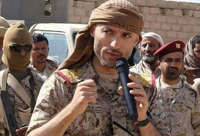 Moaalqadi's tweet photo. اذكروا لنا اصلاحي واحد هاجم علي محسن عندما هرب من صنعاء وترك خلفه معسكر الفرقة الذي كان وقتها يوازي جيش دوله، وفيه سلاح وجنود اكثر من سلا.ح وجنود الحو/ثي آنذاك..؟! 

اذكروا لنا اصلاحي واحد هاجم هاشم الاحمر عندما هرب من صنعاء مع علي محسن عام 2014 هو وباقي قيادات الفرقة..؟!

اذكروا لنا حتى قيادي عسكري واحد يتبع علي محسن قاوم او ق.ت.ل في الفرقة ولم يهرب مع علي محسن..؟!

اذكروا لنا اصلاحي واحد هاجم علي محسن عندما هرب من مأرب بعد م.ق.ت.ل عبدالرب الشدادي..؟!

ما بتلقى ولا واحد!
تعرفوا ليش!

لان هذا الحزب لا يؤمن بالوطن ولا بالجمهورية ولا بالحرية، لأن الوطن في عقيدتهم هو المرشد السياسي والعسكري، اليدومي وعلي محسن، وانتقادهم هو معصية لله واردوغان!

على محسن بالنسبة لهم هو خالد ابن الوليد، وهروبه هو وحي من الله من اجل الاعداد والتجهيز لشراء اكبر العقارات في تركيا..!

لم يكتفي هذا الحزب بالانقلاب على الدولة الشرعية عام 2011، ولا على خيانة قياداته للجمهورية، ولا على استقبالهم للحوHثي في حي الجامعة، ولا على وصفهم لحر.و.ب صعدة بالحر.و.ب الظالمه، ولا على تسليمهم عمران للHوثي!

بل وصل بهم الحال الى مهاجمة كل من يحاول التفكير عن الخطأ، وطي صفحة الماضي، واستعادة الدولة، ولملمة الجراح، وتقديم مصلحة الوطن قبل كل شيء!

هؤلاء الناس ليس لديهم مشكلة في سقوط البلاد وتشرذمها لان اسرهم واموالهم وتجاراتهم خارج اليمن، ويعرفوا في قرارة انفسهم انهم لن يعودوا، ولكنهم يستغلوا فترة بقاء نفوذهم من اجل تدمير ماتبقى من كيان للدولة اليمنية!

سيظل هذا الحزب ينخر في جسد الدولة اليمنية حتى تصبح رماد، فإما اليمن واما هم مالم سيسقطوا المعبد على الجميع!