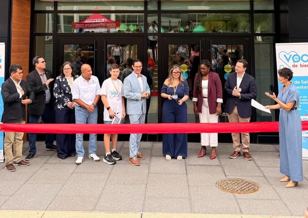 ConsulMexWas's tweet photo. Personal del Consulado participó hoy en el evento Voces de Bienestar, organizado por la Fundación Emerson. El Cónsul Rodrigo Mendivil y otros cónsules latinoamericanos inauguraron esta feria que ofreció una variedad de recursos y servicios a la comunidad. https://t.co/t9IoBMCMdU