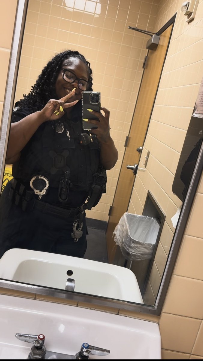 SSGmarieee's tweet photo. Happy National police woman’s day to meeee🖤💙💅🏾💕 https://t.co/T94qAeRNYA