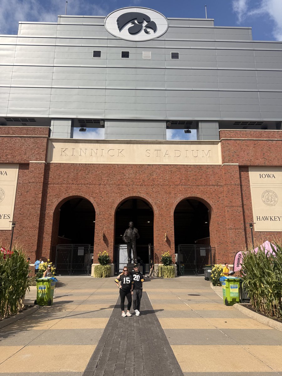 thislibrarian2's tweet photo. We flew 1400 miles to watch the Hawks win! #FightforIowa #iowaalum #futurehawkeye https://t.co/83wBMuMgyu
