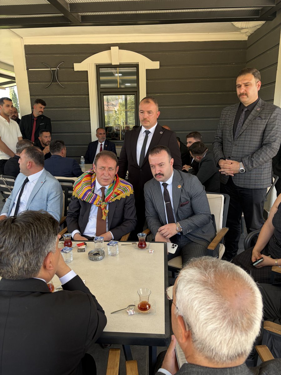 bahadiremirler's tweet photo. 745. Ertuğrul Gazi’yi Anma ve Söğüt Şenlikleri vesilesiyle ilimize teşrif eden Bilge Liderimiz Sayın Dr. Devlet Bahçeli Beyefendi’nin Başdanışmanı, kıymetli hocamız Prof. Dr. @mhanifimacit ’i şenliklerimizin ikinci gününde teşkilatımızca ağırlamanın gururunu yaşadık.

Şanlı Ocağımızın Söğüt Şenlikleri’ne damga vuran Ülkü çadırında kıymetli hocamızla aynı sofrayı, aynı muhabbeti paylaşarak çay içme ve  Edebali ile  Dursun Fakıh türbelerinde birlikte dua edip ziyarette bulunma şerefine nail olduk.

Ayrıca Sayın Hocamıza Ülkü Ocakları ve ocak mensubu arkadaşlarımıza karşı o içten yaklaşımı için kendisine şükranlarımı sunuyorum.

Aklının hep bir yarısında Söğüt olan bir Liderin ardında sıralanmış olmanın onurunu ve duru��unu her sene yaşıyoruz ve tüm TÜRKİYE’ye gösteriyoruz. Bu senede Allahın izni ile yine aynı gurur ve duruşla Liderimizin emrettiği şekilde şenliklerimizi tamamlayacağız.

Varolsun Ülkü Ocakları ve Ülkü gönüldaşları…

@ayyildirim1 
@fatihaydin_TC 
@11bilecikocak11