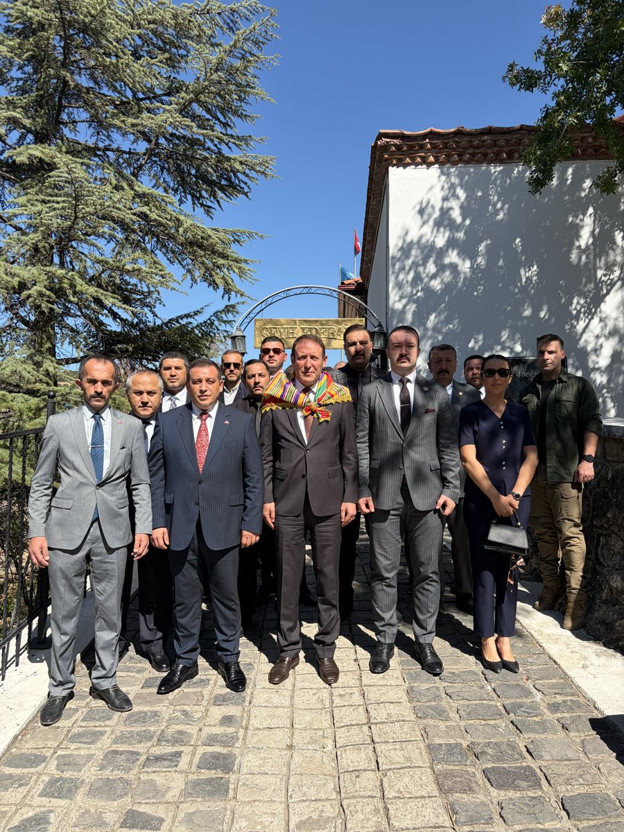 bahadiremirler's tweet photo. 745. Ertuğrul Gazi’yi Anma ve Söğüt Şenlikleri vesilesiyle ilimize teşrif eden Bilge Liderimiz Sayın Dr. Devlet Bahçeli Beyefendi’nin Başdanışmanı, kıymetli hocamız Prof. Dr. @mhanifimacit ’i şenliklerimizin ikinci gününde teşkilatımızca ağırlamanın gururunu yaşadık.

Şanlı Ocağımızın Söğüt Şenlikleri’ne damga vuran Ülkü çadırında kıymetli hocamızla aynı sofrayı, aynı muhabbeti paylaşarak çay içme ve  Edebali ile  Dursun Fakıh türbelerinde birlikte dua edip ziyarette bulunma şerefine nail olduk.

Ayrıca Sayın Hocamıza Ülkü Ocakları ve ocak mensubu arkadaşlarımıza karşı o içten yaklaşımı için kendisine şükranlarımı sunuyorum.

Aklının hep bir yarısında Söğüt olan bir Liderin ardında sıralanmış olmanın onurunu ve duru��unu her sene yaşıyoruz ve tüm TÜRKİYE’ye gösteriyoruz. Bu senede Allahın izni ile yine aynı gurur ve duruşla Liderimizin emrettiği şekilde şenliklerimizi tamamlayacağız.

Varolsun Ülkü Ocakları ve Ülkü gönüldaşları…

@ayyildirim1 
@fatihaydin_TC 
@11bilecikocak11