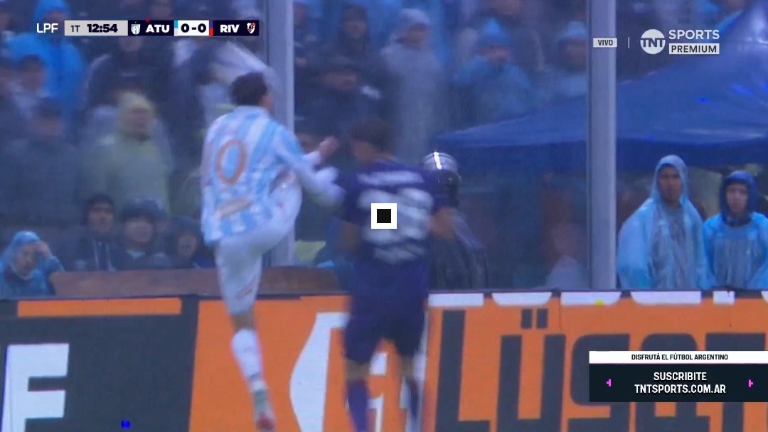 williammgg07's tweet photo. Jajajaj dale pero si nunca lo toca,
si la hace Otamendi, siga siga. 
Si no es un penal, es una roja a favor en todos los partidos. Alevoso lo de estos chorros https://t.co/bVsNzUIdl0