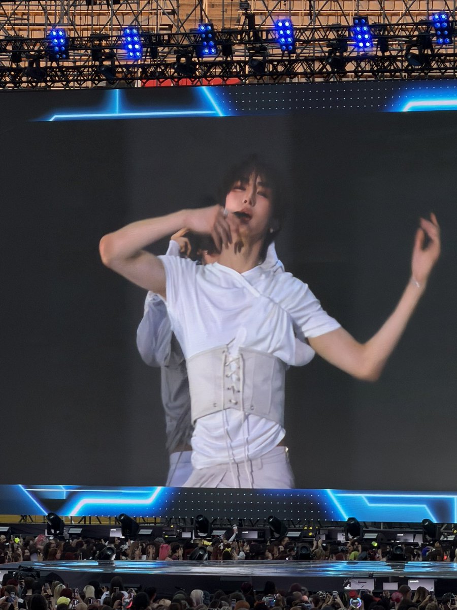 jngwc's tweet photo. and i dont know who you are but youre my bias now!!!!! https://t.co/akwXTA9KyR