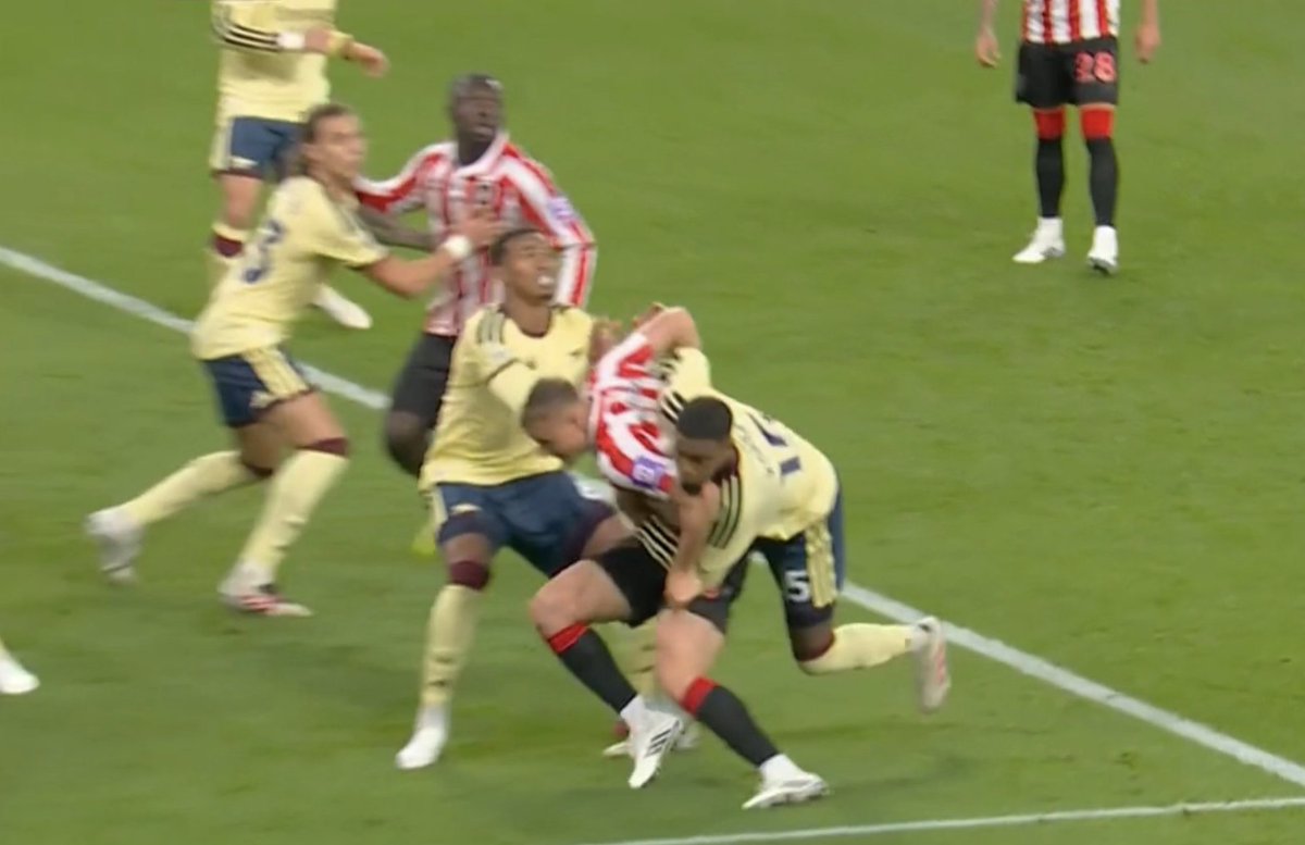 FootballFunnys's tweet photo. Lets be real, NEVER a penalty anyway. https://t.co/XDb8NnBKxo