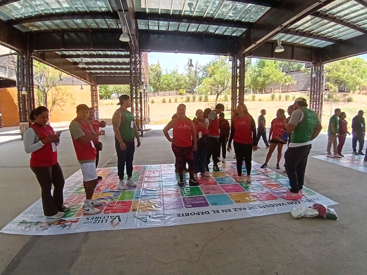 sbrsusana's tweet photo. En el 1er. Congreso Nacional de Cultura Física y Deporte celebrado en la Ciudad de Oaxaca, Oax. con la participación de más de 300 activadores físicos y profesores de educación física, la @FAHHdeporte llevó el #JuegoConValores con el Tapete de Serpientes y Escaleras... https://t.co/Gx5d2gb9Y6