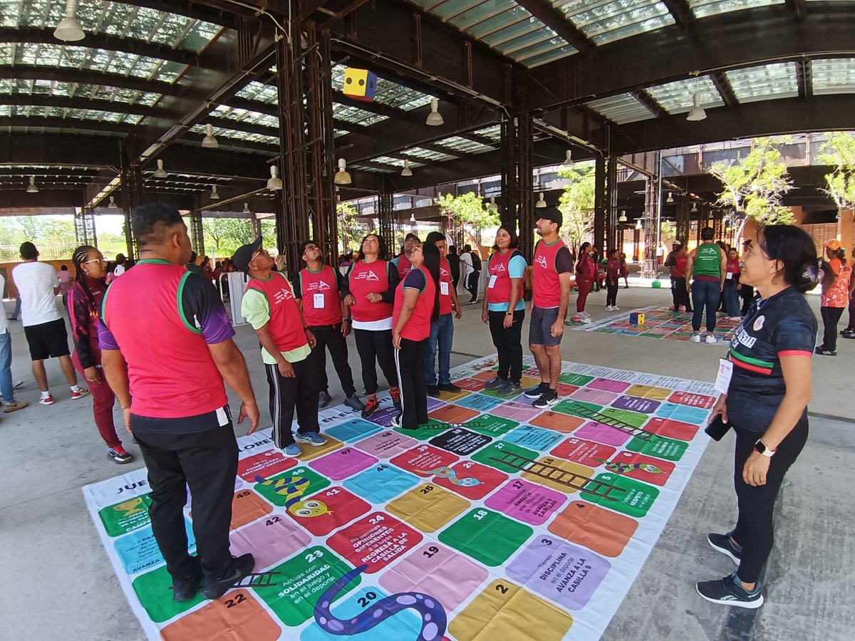 sbrsusana's tweet photo. En el 1er. Congreso Nacional de Cultura Física y Deporte celebrado en la Ciudad de Oaxaca, Oax. con la participación de más de 300 activadores físicos y profesores de educación física, la @FAHHdeporte llevó el #JuegoConValores con el Tapete de Serpientes y Escaleras... https://t.co/Gx5d2gb9Y6