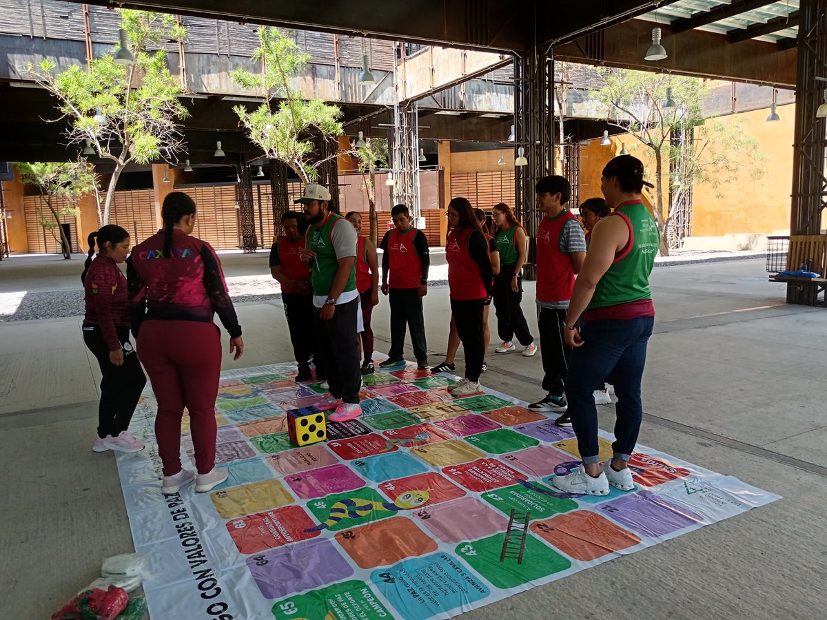 sbrsusana's tweet photo. En el 1er. Congreso Nacional de Cultura Física y Deporte celebrado en la Ciudad de Oaxaca, Oax. con la participación de más de 300 activadores físicos y profesores de educación física, la @FAHHdeporte llevó el #JuegoConValores con el Tapete de Serpientes y Escaleras... https://t.co/Gx5d2gb9Y6