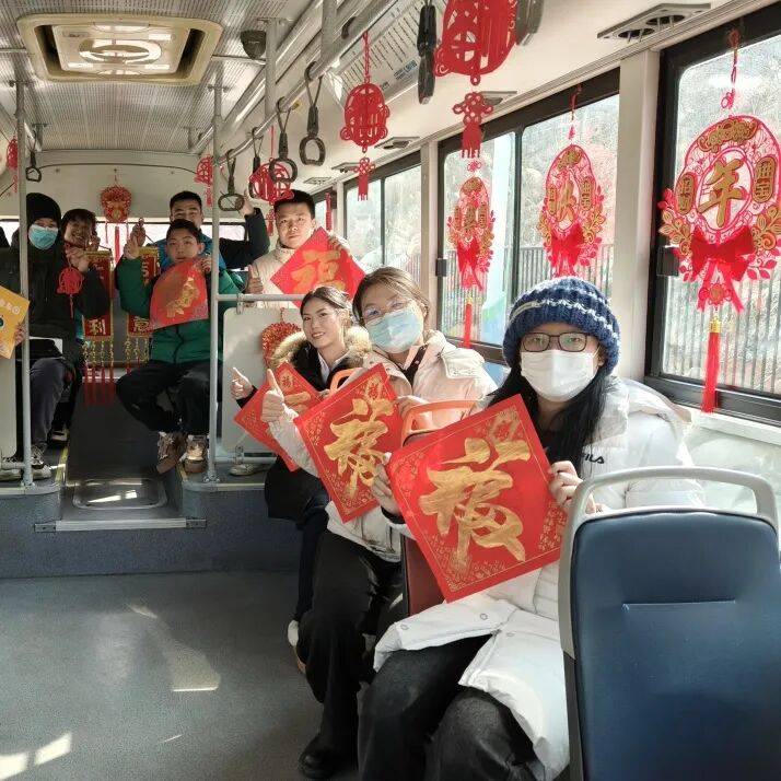 sebastianfeli99's tweet photo. 上周还在为赶早高峰挤地铁愁眉苦脸，这周家楼下就开了直达公司的社区通���小巴，每天多睡20分钟太香啦～， https://t.co/NBVPwGNMK1