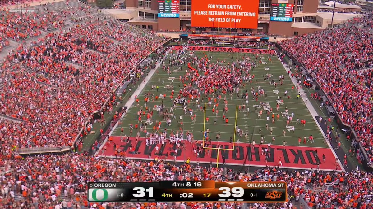 barstoolsports's tweet photo. THE FIELD BELONGS TO OKLAHOMA STATE FANS! https://t.co/Hfl8NSAbbo