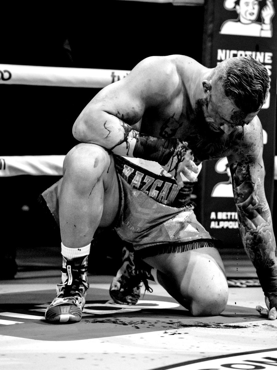 fightdigitale's tweet photo. 🚨 Murat Kazgan #BKFC93'te aldığı mağlubiyetine dair açıklamada bulundu:
"Destekleyen herkese canıgönülden teşekkür ederim.
Miami Hard Rock Casino'da İzmir Marşı'mızı dinletmek benim için paha biçilemezdi.
Bu bizim gecemiz değildi. Raundun başında aldığım darbe büyük bir kesik açtı. Kan adeta çeşme gibi akmaya başladı ve görüşümü tamamen kapattı. Maçın gidişatı o anda değişti. Rakibimi tebrik ediyorum.
Belki düşmanlarımızı sevindirdik ama bana inananlar ve yanımda duranlar bana yeter.
Türkiye'den, Amerika'dan ve dünyanın dört bir yanından mesaj atan, destek veren, beni izlemeye gelen herkese ayrıca teşekkür ederim.
Burada yıllardır kurduğum hayatın içinde de ne kadar büyük bir destek gördüğümü bir kez daha hissettim. Bunun benim için değeri çok büyük.
Şimdi biraz toparlanma zamanı. Kızımın ve eşimin bana ihtiyacı var. Şimdi ailemle olacağım, hem bedenimi hem kafamı toparlayacağım.
Sonra yine işimizin başına döneceğiz.
Daha güçlü geri geleceğim.
Ne mutlu Türküm diyene 🇹🇷 "