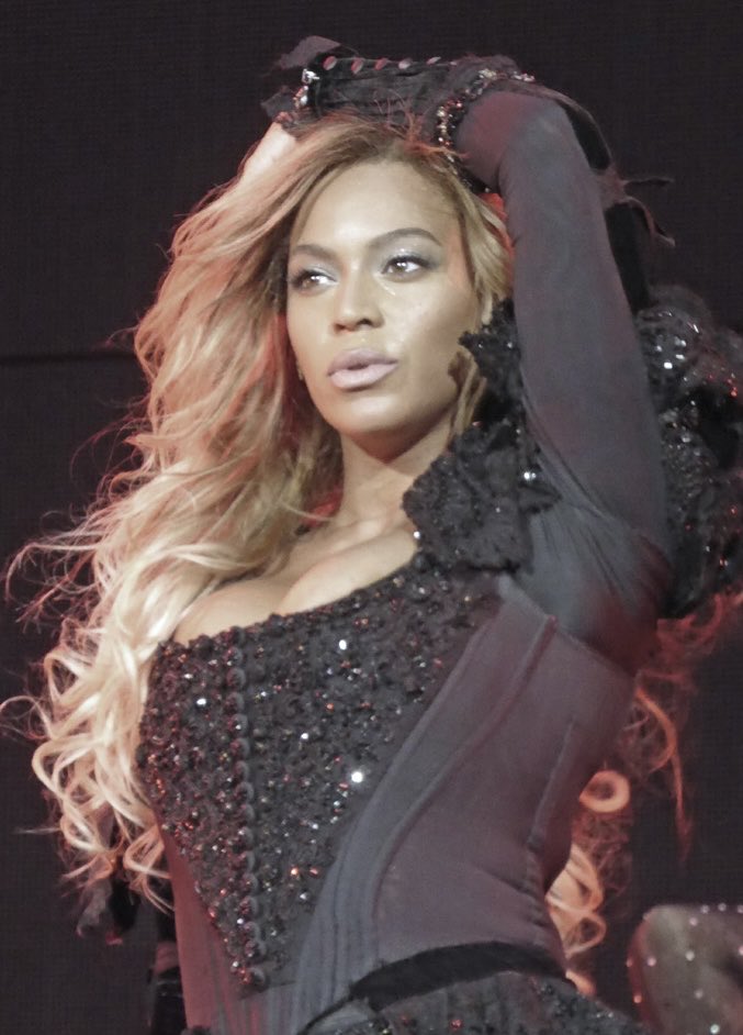 beytrash's tweet photo. today im honoring yoncé’s glorious FWT amsterdam show side part + blowout, neal did his biggest one here (july 2016) https://t.co/5h366B1tWz