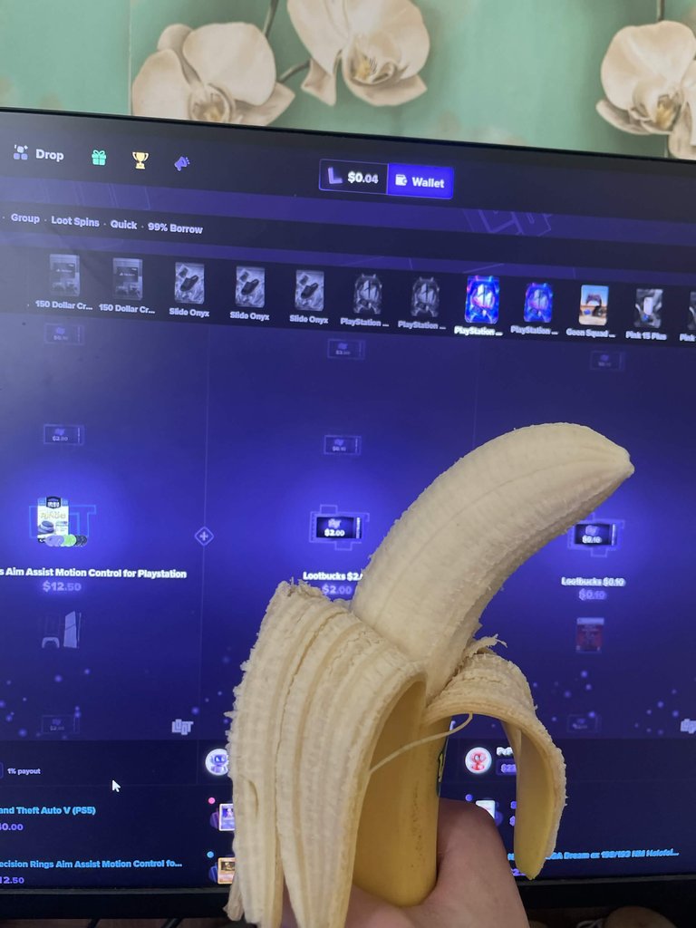 lootdotgg's tweet photo. User shipped a single banana. We sent him 20 kilos. 🍌 

Deliver to your home, or sell your loot as crypto. https://t.co/c9VTd6poPm