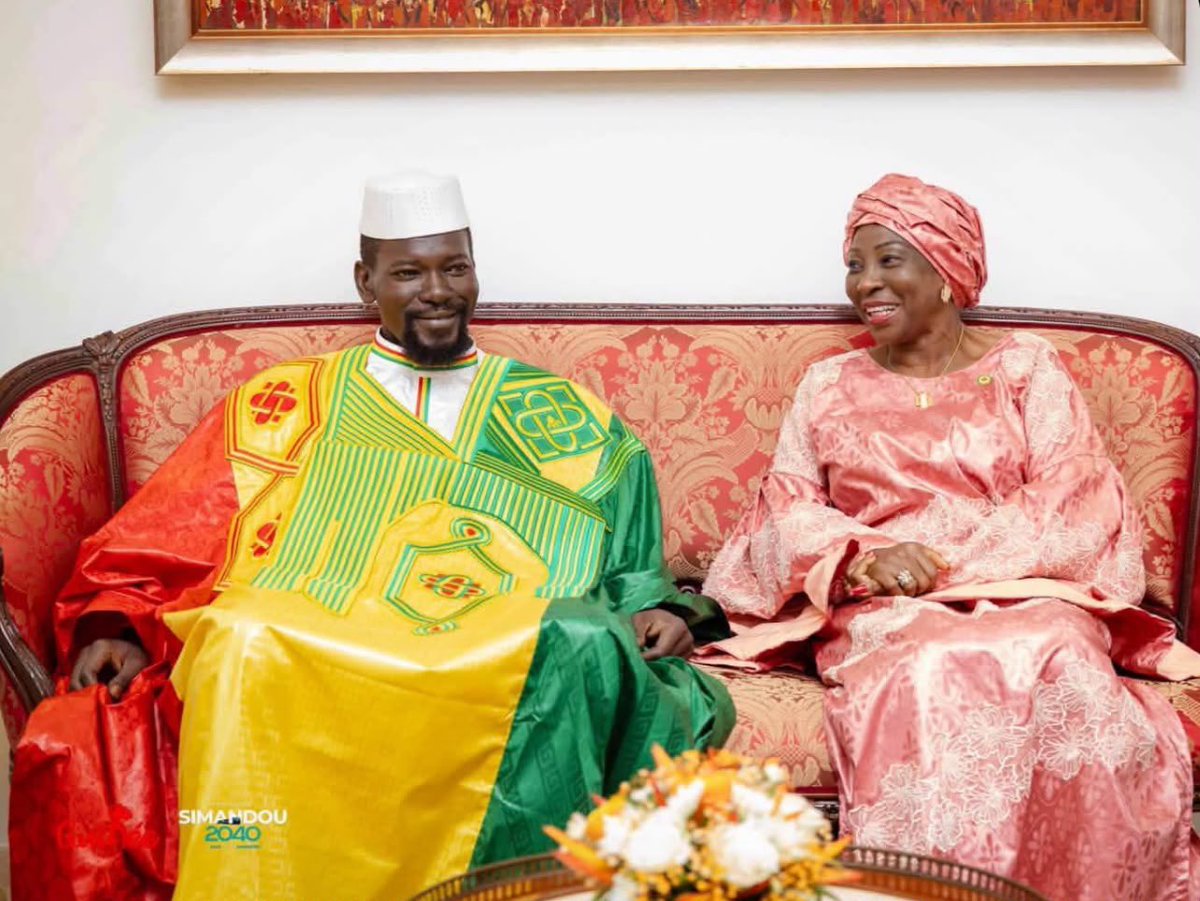 SyllaPoutine's tweet photo. Une « visite d’État » sans État.

Mamadi et son gouvernement nous annoncent une « visite d’État » en Côte d’Ivoire.

Mais côté ivoirien : silence radio.

❌ Aucune annonce officielle de la Présidence.
❌ Aucun communiqué du gouvernement.
❌ Aucun agenda officiel.
❌ Aucun Président à l’aéroport.
❌ Aucun Premier ministre.
❌ Aucun ministre.

À l’arrivée, seulement la présidente du Sénat et quelques personnes mobilisées pour donner l’impression d’un accueil officiel.

Alors, question simple :

Depuis quand une visite d’État se fait-elle sans agenda, sans les autorités de l’État et sans accueil officiel à l’aéroport ?

Mais bon… chez nous, il suffit d’un communiqué du gouvernement pour transformer un simple déplacement en « visite d’État ». 😂
#TL224 #Kibaro #GouvGn224 #Guinee #Conakry