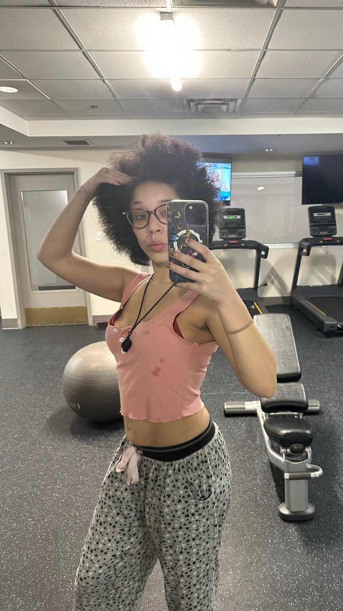 Delphirae_Xo's tweet photo. Who’s up let’s FaceTime till we both cum I’m   Horny asf rn , Dm me if you’re interested .😋 Gym crush? I might be yours 😉#AfterDark #Latina #NSFWtwt #Findom #Kink https://t.co/meNFYBiXED