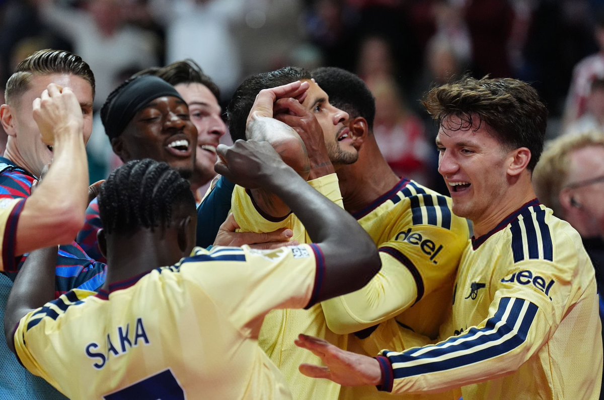 bIuezoya's tweet photo. i love how everyone came to celebrate bruno’s goal with him https://t.co/hSmTAOp5dc
