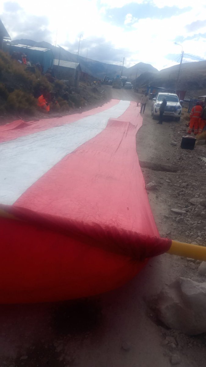 jfowks's tweet photo. 📢Comuneros denuncian rotura de tubería de mina Crespo en Chumbivilcas, que ha contaminado un bofedal y un riachuelo con aguas de desagüe. Representantes de la mina niegan la afectación, los comuneros esperan a autoridades para verificar daños y cierran el acceso a mina https://t.co/nLiyvysQsv