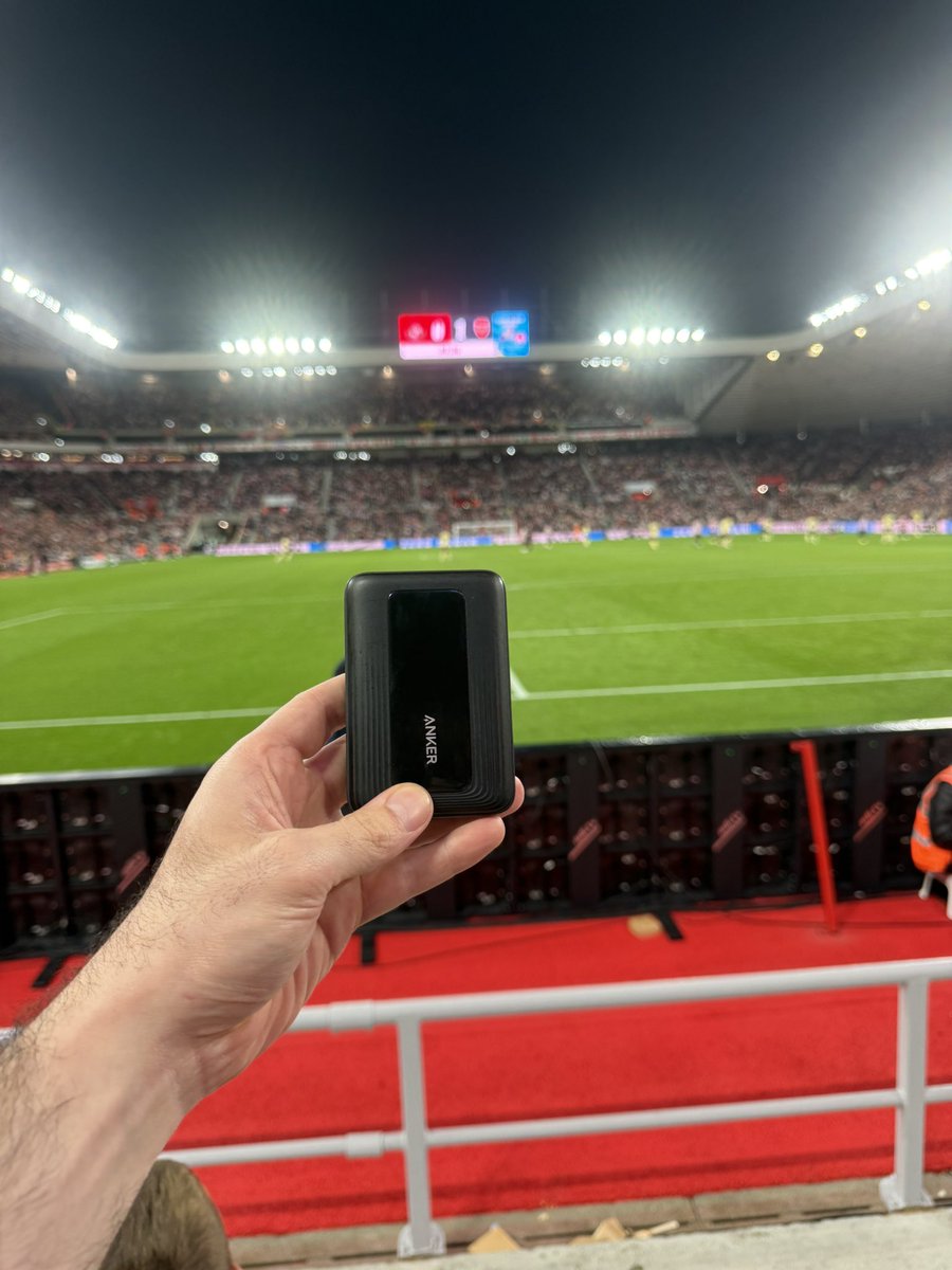 CianHenryy's tweet photo. Gabriel is a cheating bastard and I got to bring in a power bank, fuck off Arsenal #AFC #SAFC https://t.co/ZY6gJLc453