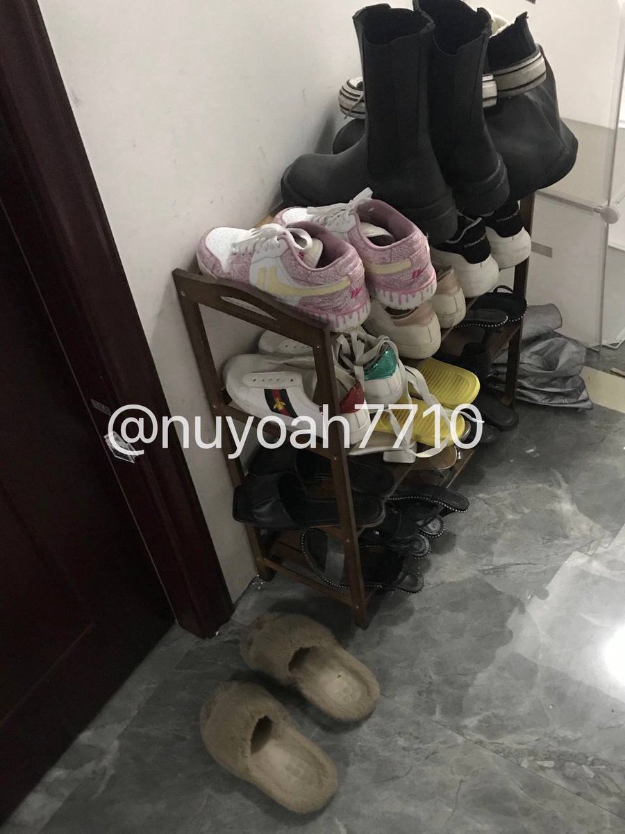 saolou555's tweet photo. https://t.co/PG8viDC4Yo之前这个骚货，我刚好拍完她鞋架就听到里面声音要出来，我就先到电梯那等她过来，一看到她马上就硬了，光腿包臀裙穿一双亚历山大王高跟，太骚了！ #扫楼 #扫楼打胶 #恋足 #原味 https://t.co/q55ylDmXwC