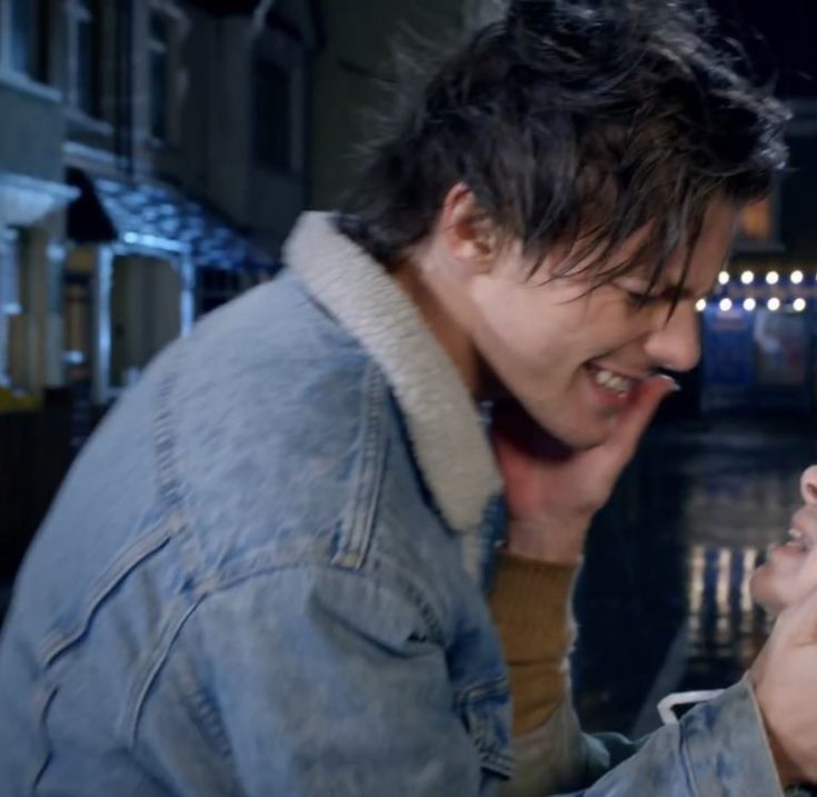 louisunflwers's tweet photo. oh midnight memories louis... come and save me... please. https://t.co/UL7JEkfkrY
