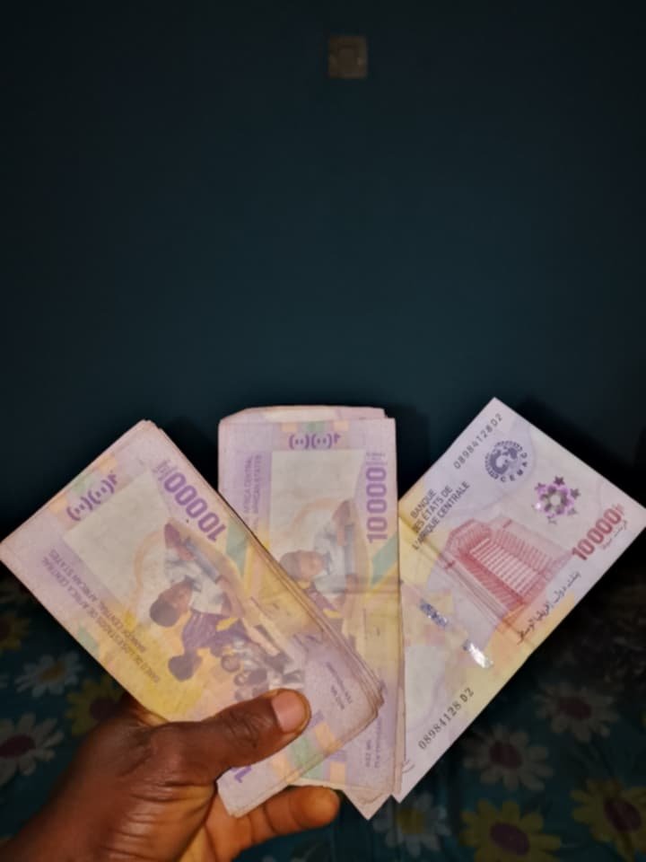 OfficialTerseer's tweet photo. So when we were small we were made to understand that if one pick money on the road he or she will varnish and never be seen again 🤣🤣🤣 ahbeg I wan disappear o make person keep money for road 🤣🤣 https://t.co/429Ytnn6xv