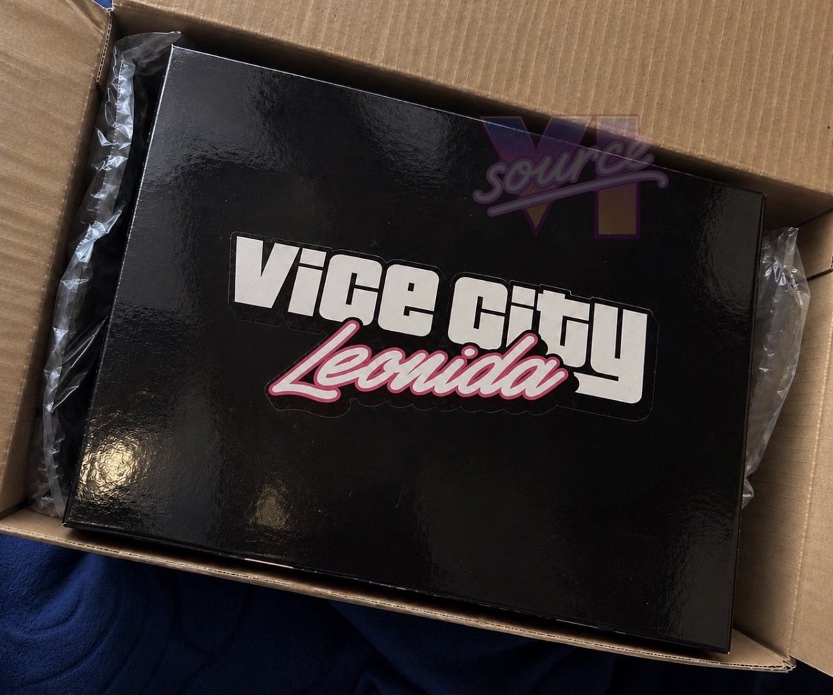 Dezl001's tweet photo. 🚨 New images have emerged appearing to give a closer look at the alleged GTA VI Collector’s Edition packaging that leaked earlier this week.

The images posted by a Reddit user show the same glossy black box and  branding across the top and side. https://t.co/0rO5KZOMp9