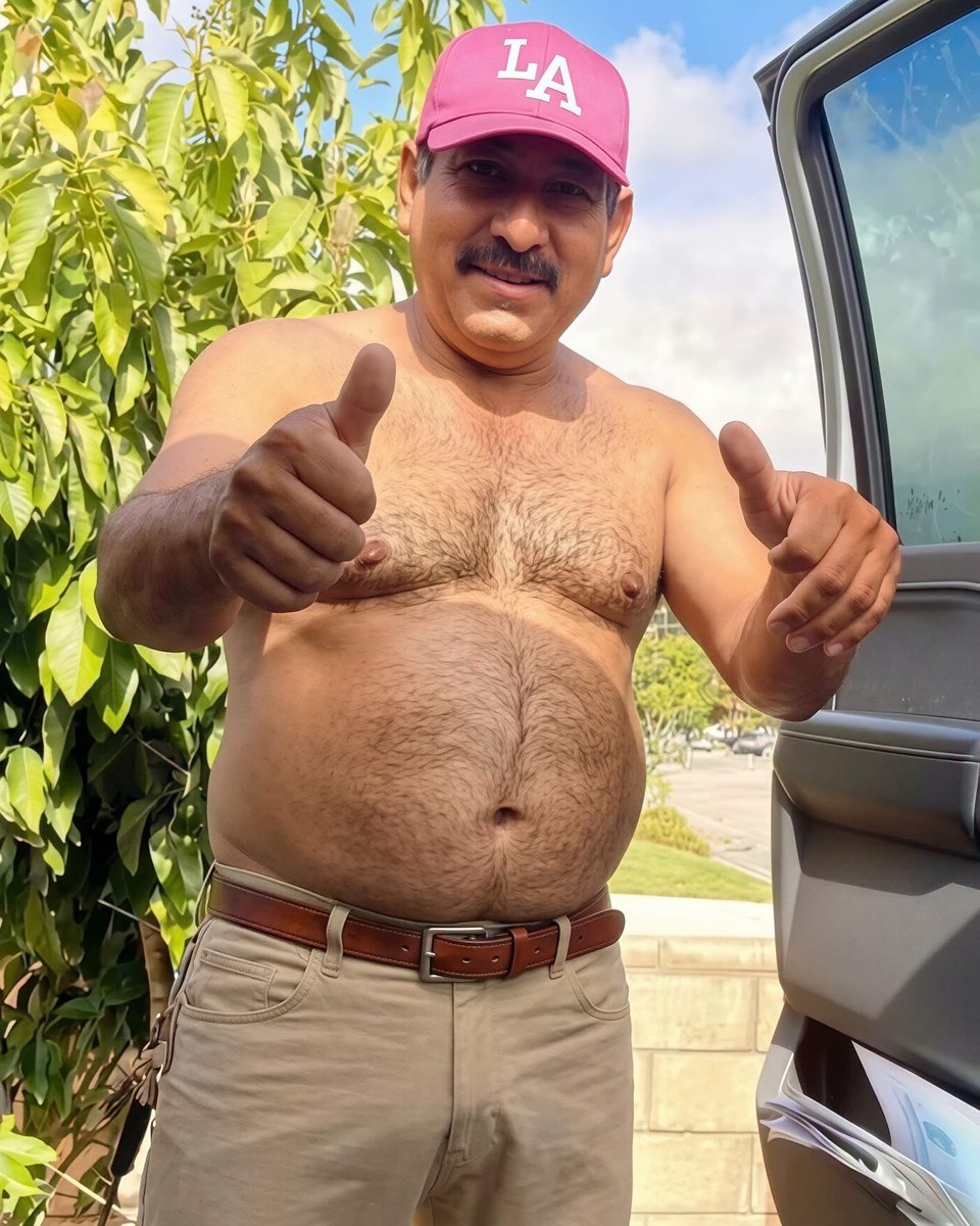 ARodriguez24491's tweet photo. Alguien tiene paquete de este viejo, y se ve que se recorta los vellos https://t.co/YdWG4ug83x