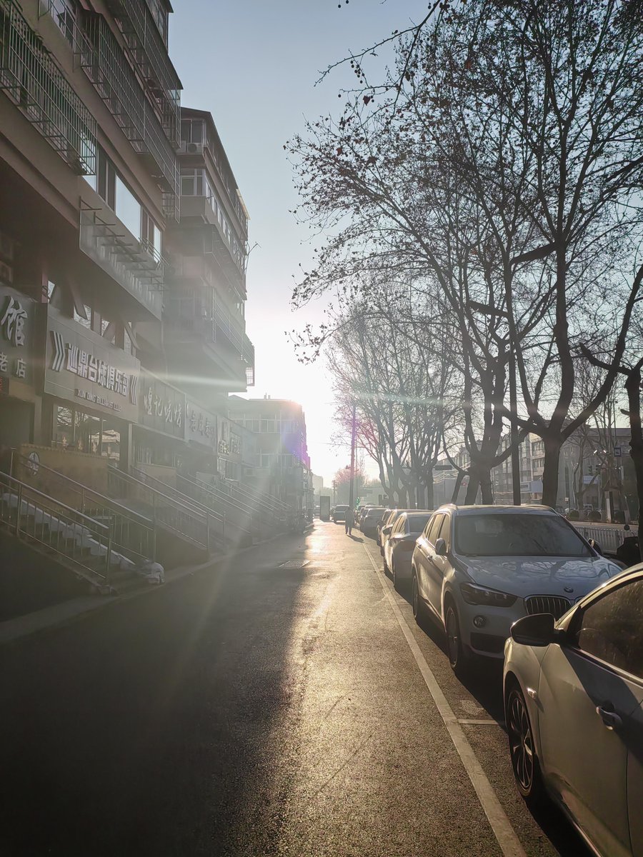danum524319's tweet photo. City afternoon, random walk, caught a little moment of sunlight filtering through alley walls. Urban vibes hit different.， https://t.co/1v3WuA3GoZ