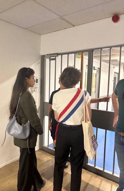 ChaRocher's tweet photo. Quelle surprise. Rima Hassan, Gabrielle Cathala et Thomas Portes ont délibérément caché l’identité du détenu qu’ils sont allés cajoler en prison : il s’agit d’Ali Alaraj mis en examen sous 3 qualifications TERRORISTES. Voilà le genre de « victimes » défendues par LFI. Des traîtres.