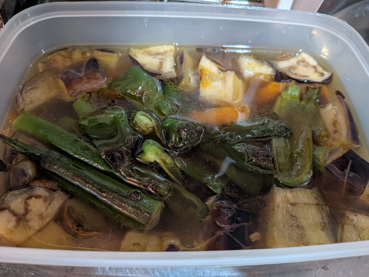 zhobbyholo's tweet photo. 深夜に酒を飲みながら焼き浸しを仕込む時間
最近のお気に入りはGINONの無糖と宝焼酎ハイボールの白ぶどうです https://t.co/DBtE93gHW9