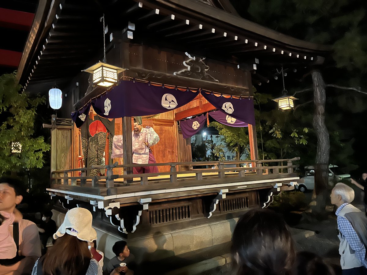 kaminariuo's tweet photo. 五泉八幡宮の秋季祭礼に行ってきた。今年は天気も良くて秋の例祭は山車も出るので思っていたより賑わっていた。ちょうど山車が宮入した時に行ったので人ごみの中を移動、やはり中高生や子供が多かった。明日も引き続き朝から山車の練り歩き、祭りの賑わいってやっぱりいいね。 https://t.co/SHHzmTb8hQ